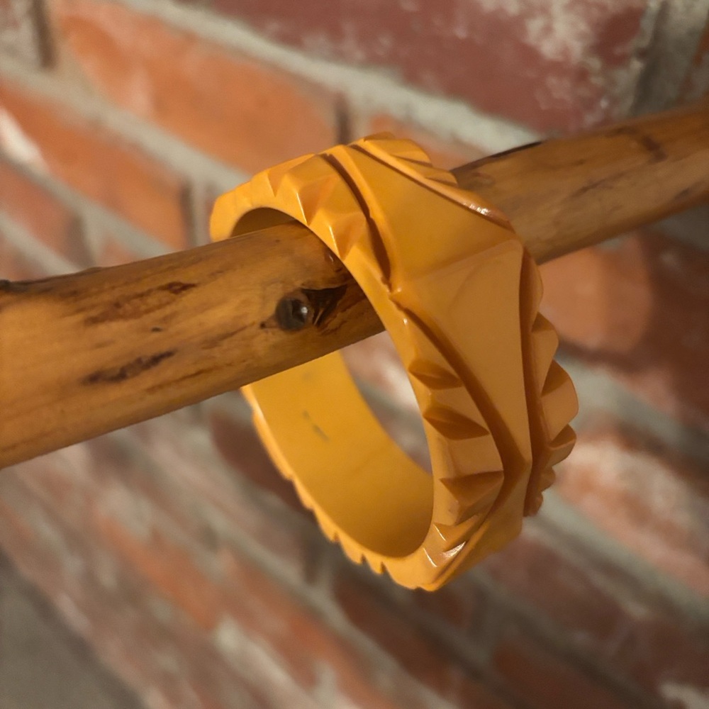 Vintage (Rare) Bakelite bangle